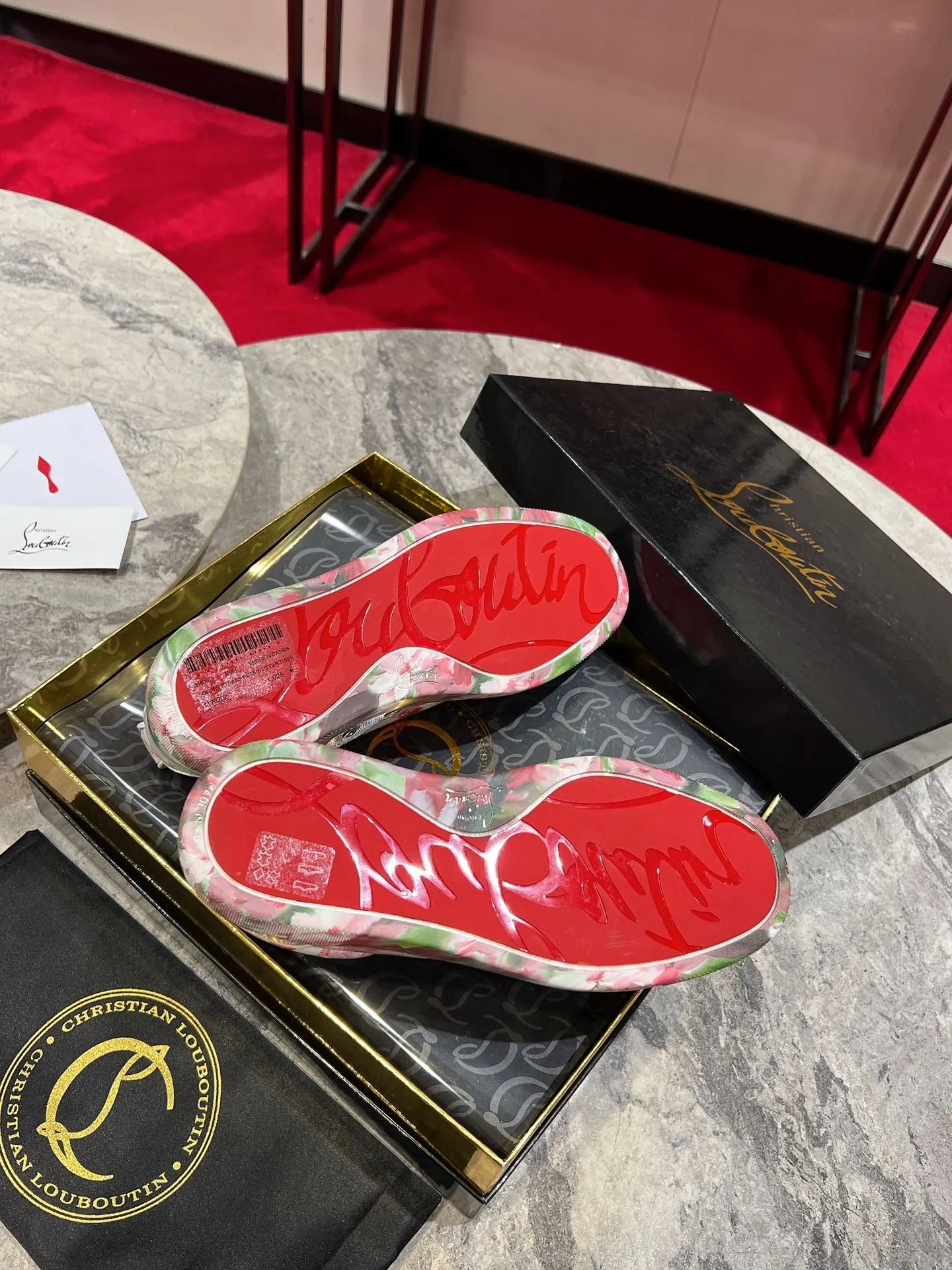 👟👟Ex-factory price 680👟👟 ╔Low-top back printed pink and white model╗ ·Top version customization·²⁰²²𝐬𝐬 𝑪𝒉𝒓𝒊𝒔𝒕𝒊𝒂𝒏 𝑳𝒐𝒖𝒃𝒐𝒖𝒕𝒊𝒏 ▪️No matter the last shape, fabric, diamonds, nails, lining, outsole, they are as close as possible to ZP... ▪️The original sole is specially provided by the original factory ▪️The lining is imported water-dyed cowhide ▪️Private customization time is about 3-7 days —————— Size: Women's 35M-41M Men's 38M-47M, half size can be customized